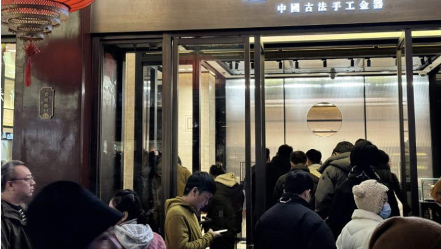 2025年香港今期开奖结果查询一,游客送当地小孩零食被家长回礼藏獒,最新答案解释落实_升级版V10.4